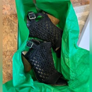 Vince Camuto Size 5 Black Heels